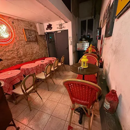Hostel Du Globe-3